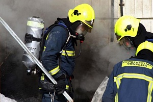 Στις φλόγες ελλιμενισμένο σκάφος στο λιμάνι Λεμεσού, βρισκόταν εντός ο ιδιοκτήτης