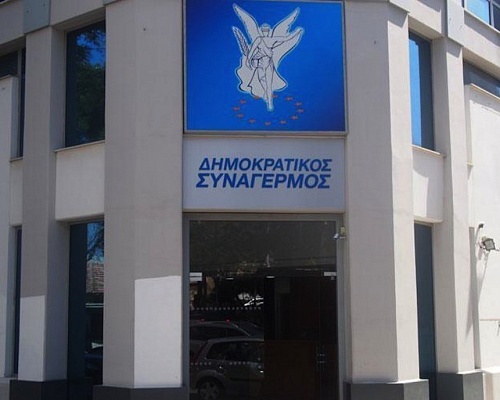 Δείτε ΕΙΚΟΝΑ από τις ζημιές στα γραφεία του ΔΗΣΥ Θρύψαλα η κεντρική είσοδος