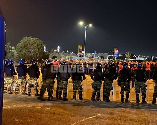 ΕΙΚΟΝΑ / ΒΙΝΤΕΟ: «Στρατός» από Πολωνούς χούλιγκαν έφτασε στο ΓΣΠ Σε «θέσεις μάχης» οι Αρχές