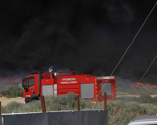 Στις φλόγες εργοστάσιο στη βιομηχανική περιοχή Γερίου- Βίντεο από το σημείο