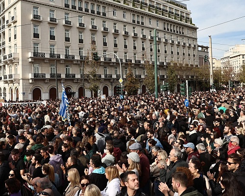 LIVE/«Δεν έχω οξυγόνο»: Πανελλήνιες διαδηλώσεις για τα θύματα των Τεμπών